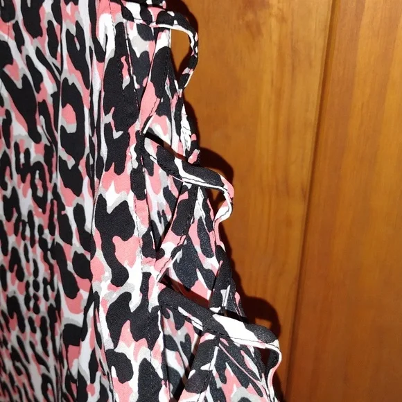 V neck peach,gray, black and white design top size Large - Picture 2 of 10